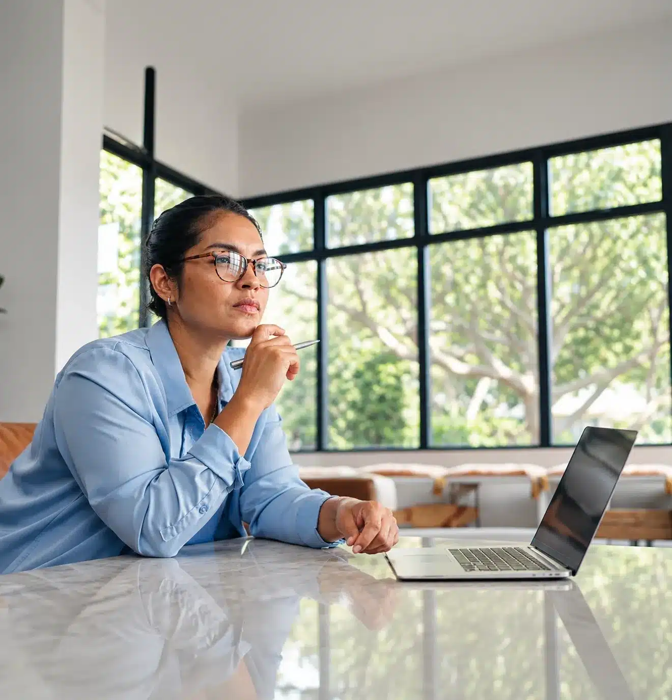 woman-laptop-window